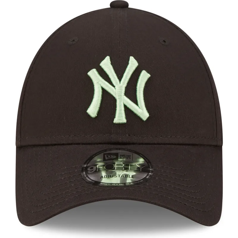 czarna-regulowana-czapka-z-zakrzywionym-daszkiem-z-zielonym-logo-9forty-league-essential-new-york-yankees-mlb-new-era