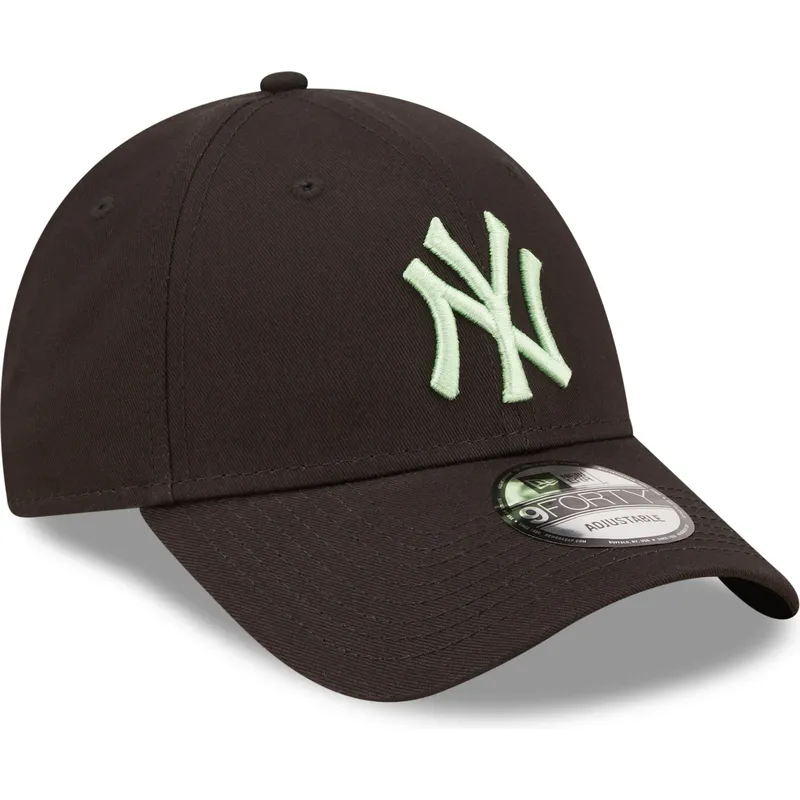 svart-justerbar-kurvad-keps-med-gront-logo-9forty-league-essential-fran-new-york-yankees-mlb-av-new-era