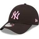 schwarze-verstellbare-kappe-mit-gebogenem-schirm-und-rosa-logo-9forty-league-essential-der-new-york-yankees-mlb-von-new-era