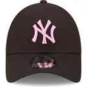schwarze-verstellbare-kappe-mit-gebogenem-schirm-und-rosa-logo-9forty-league-essential-der-new-york-yankees-mlb-von-new-era
