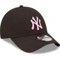 schwarze-verstellbare-kappe-mit-gebogenem-schirm-und-rosa-logo-9forty-league-essential-der-new-york-yankees-mlb-von-new-era