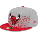 gorra-plana-gris-y-roja-ajustada-59fifty-draft-edition-2023-de-chicago-bulls-nba-de-new-era