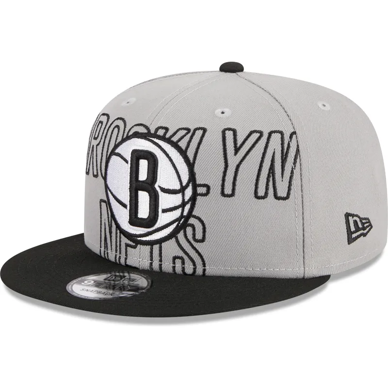 graue-und-schwarze-flache-snapback-kappe-9fifty-draft-edition-2023-von-brooklyn-nets-nba-von-new-era