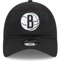 cepur-izliekta-melns-regulejama-lente-9twenty-draft-edition-2023-no-brooklyn-nets-nba-no-new-era