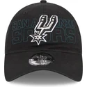 schwarze-verstellbare-9twenty-draft-edition-2023-kappe-mit-gebogenem-schirm-der-san-antonio-spurs-nba-von-new-era