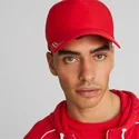 rote-verstellbare-curved-cap-mit-rotem-sptwr-style-logo-von-ferrari-formula-1-von-puma