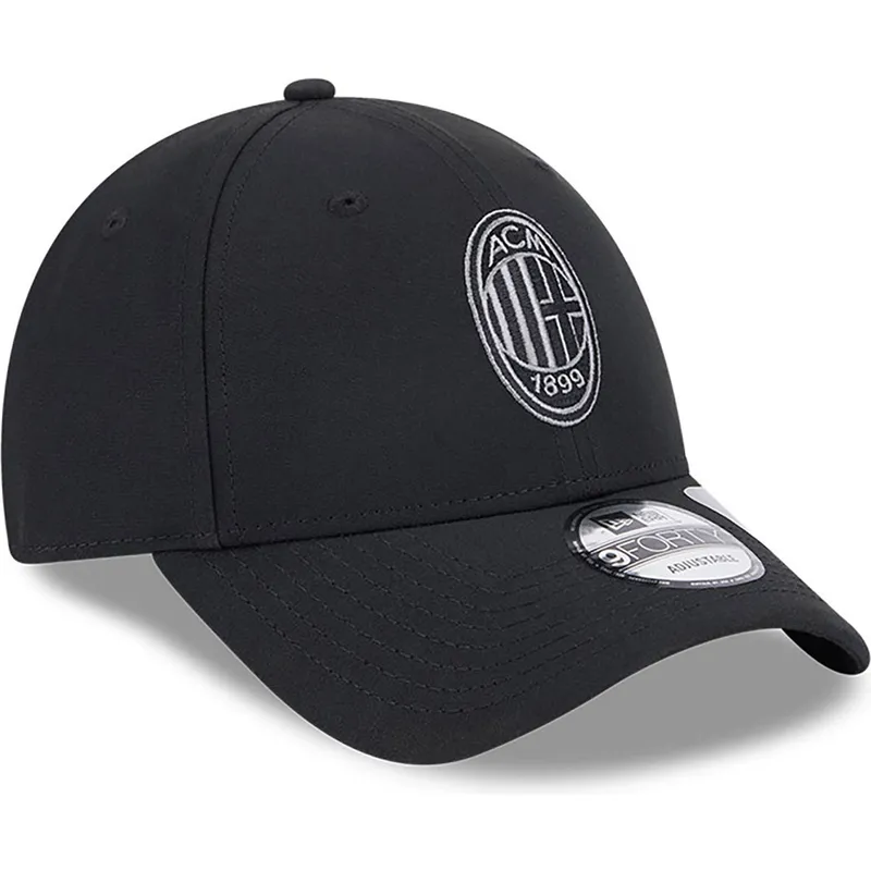 cepur-izliekta-melns-regulejams-9forty-repreve-no-ac-milan-serie-a-no-new-era