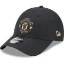 schwarze-verstellbare-kappe-mit-gebogenem-schirm-und-goldenem-logo-9forty-von-manchester-united-football-club-premier-league-von