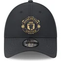 schwarze-verstellbare-kappe-mit-gebogenem-schirm-und-goldenem-logo-9forty-von-manchester-united-football-club-premier-league-von