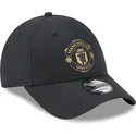 schwarze-verstellbare-kappe-mit-gebogenem-schirm-und-goldenem-logo-9forty-von-manchester-united-football-club-premier-league-von