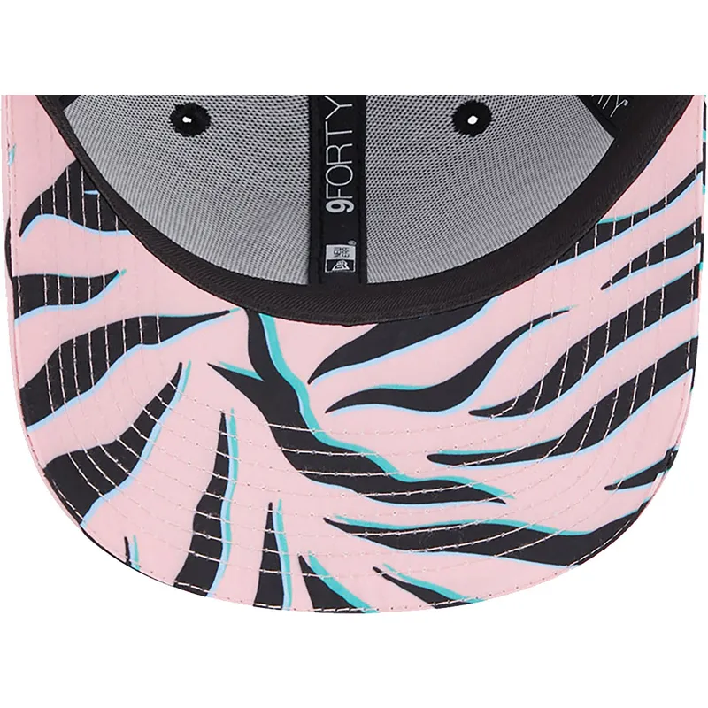 cepur-izliekta-melns-snapback-9forty-all-over-print-zebra-visor-no-manchester-united-football-club-premier-league-no-new-era cepur-izliekta-melns-snapback-9forty-all-over-print-zebra-visor-no-manchester-united-football-club-premier-league-no-new-era