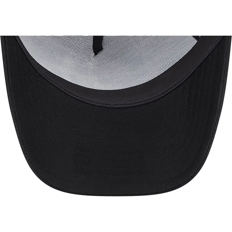 cepur-izliekta-truckeris-melns-snapback-a-frame-no-coyote-y-correcaminos-looney-tunes-no-new-era
