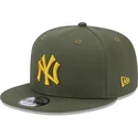gorra-plana-verde-snapback-con-logo-amarillo-9fifty-side-patch-de-new-york-yankees-mlb-de-new-era