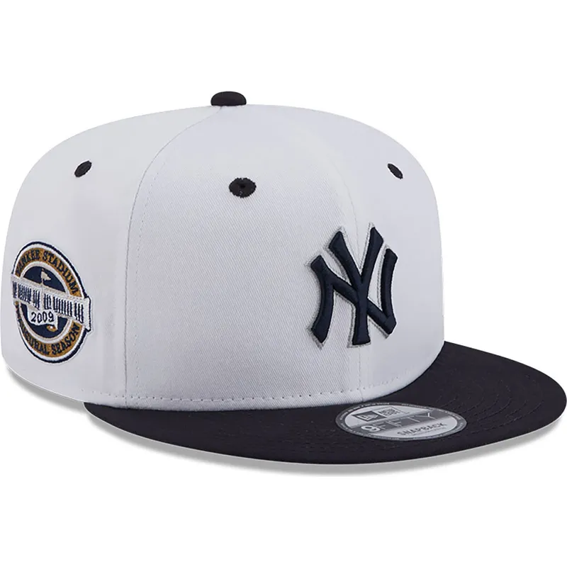 weisse-und-marineblaue-flache-snapback-kappe-mit-marineblauen-logo-9fifty-white-crown-patch-von-new-york-yankees-mlb-von-new-era