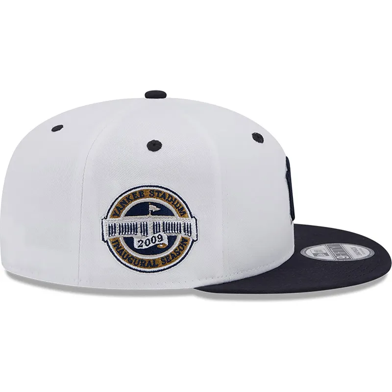weisse-und-marineblaue-flache-snapback-kappe-mit-marineblauen-logo-9fifty-white-crown-patch-von-new-york-yankees-mlb-von-new-era