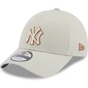 beige-verstellbare-9forty-kappe-mit-gebogenem-schirm-team-outline-der-new-york-yankees-mlb-von-new-era