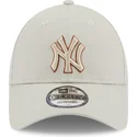 beige-verstellbare-9forty-kappe-mit-gebogenem-schirm-team-outline-der-new-york-yankees-mlb-von-new-era