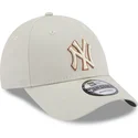 beige-verstellbare-9forty-kappe-mit-gebogenem-schirm-team-outline-der-new-york-yankees-mlb-von-new-era