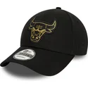 schwarze-verstellbare-9forty-kappe-mit-gebogenem-schirm-und-metallischem-abzeichen-der-chicago-bulls-nba-von-new-era