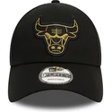 schwarze-verstellbare-9forty-kappe-mit-gebogenem-schirm-und-metallischem-abzeichen-der-chicago-bulls-nba-von-new-era
