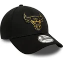 schwarze-verstellbare-9forty-kappe-mit-gebogenem-schirm-und-metallischem-abzeichen-der-chicago-bulls-nba-von-new-era