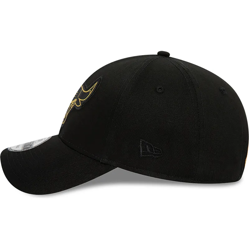 cepur-izliekta-melns-regulejams-9forty-metallic-badge-no-chicago-bulls-nba-no-new-era cepur-izliekta-melns-regulejams-9forty-metallic-badge-no-chicago-bulls-nba-no-new-era