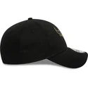 schwarze-verstellbare-9forty-kappe-mit-gebogenem-schirm-und-metallischem-abzeichen-der-chicago-bulls-nba-von-new-era