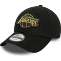 cepur-izliekta-melns-regulejams-9forty-metallic-badge-no-los-angeles-lakers-nba-no-new-era