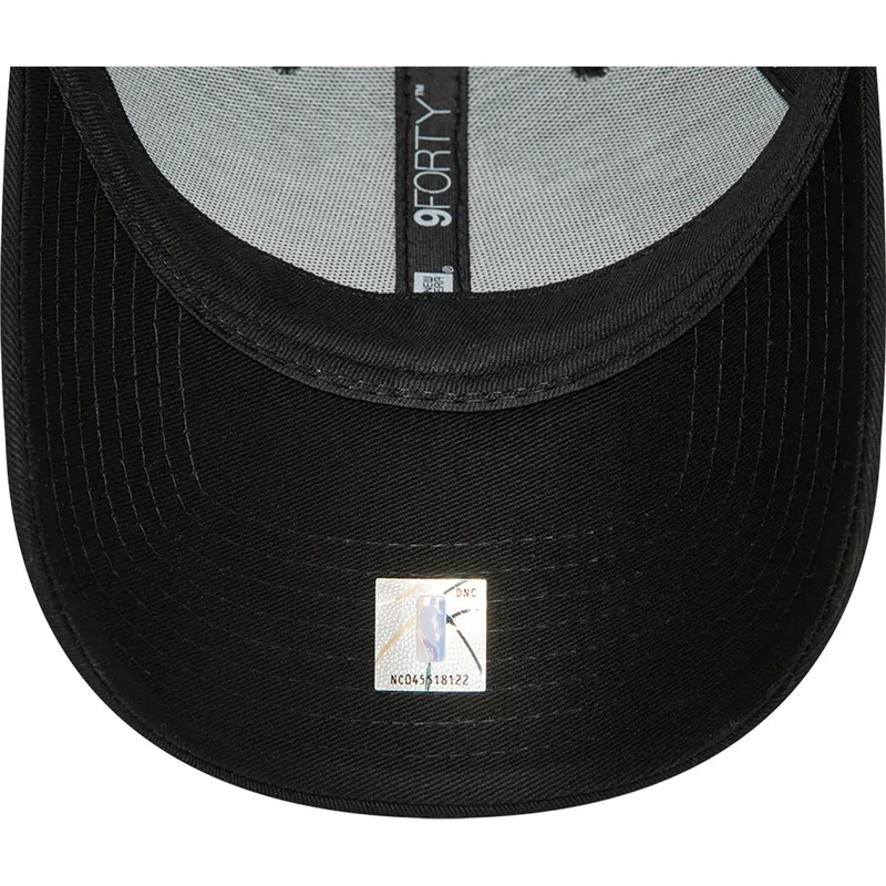 cepur-izliekta-melns-regulejams-9forty-metallic-badge-no-los-angeles-lakers-nba-no-new-era