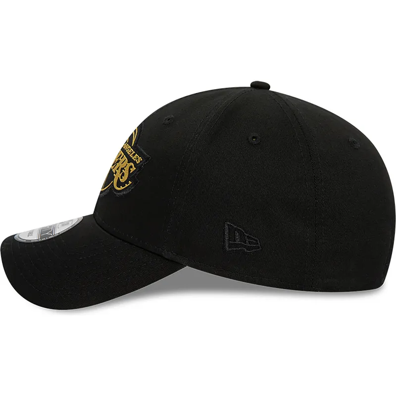 cepur-izliekta-melns-regulejams-9forty-metallic-badge-no-los-angeles-lakers-nba-no-new-era