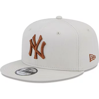 New Era Flat Brim Brown Logo 9FIFTY League Essential New York Yankees MLB Beige Snapback Cap