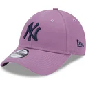 verstellbare-violette-cap-mit-gebogenem-schirm-und-marineblauem-logo-9forty-league-essential-der-new-york-yankees-mlb-von-new-er