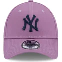 verstellbare-violette-cap-mit-gebogenem-schirm-und-marineblauem-logo-9forty-league-essential-der-new-york-yankees-mlb-von-new-er