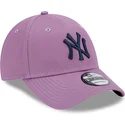 verstellbare-violette-cap-mit-gebogenem-schirm-und-marineblauem-logo-9forty-league-essential-der-new-york-yankees-mlb-von-new-er