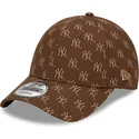 verstellbare-braune-9forty-monogramm-kappe-mit-gebogenem-schirm-der-new-york-yankees-mlb-von-new-era