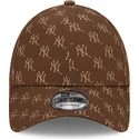 verstellbare-braune-9forty-monogramm-kappe-mit-gebogenem-schirm-der-new-york-yankees-mlb-von-new-era