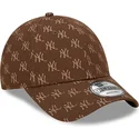 verstellbare-braune-9forty-monogramm-kappe-mit-gebogenem-schirm-der-new-york-yankees-mlb-von-new-era