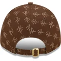 verstellbare-braune-9forty-monogramm-kappe-mit-gebogenem-schirm-der-new-york-yankees-mlb-von-new-era
