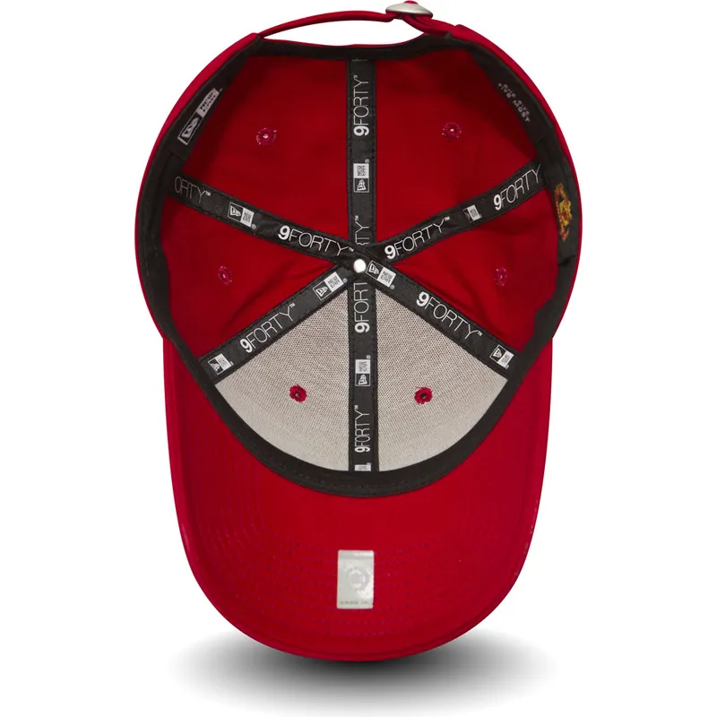 rote-verstellbare-curved-cap-9forty-essential-von-manchester-united-football-club-von-new-era