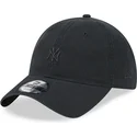schwarze-verstellbare-curved-cap-mit-schwarzem-9twenty-mini-logo-der-new-york-yankees-mlb-von-new-era
