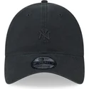 schwarze-verstellbare-curved-cap-mit-schwarzem-9twenty-mini-logo-der-new-york-yankees-mlb-von-new-era