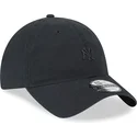 schwarze-verstellbare-curved-cap-mit-schwarzem-9twenty-mini-logo-der-new-york-yankees-mlb-von-new-era