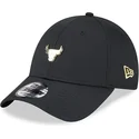 schwarze-verstellbare-9forty-kappe-mit-gebogenem-schirm-und-chicago-bulls-nba-pin-von-new-era