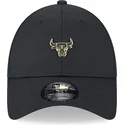 schwarze-verstellbare-9forty-kappe-mit-gebogenem-schirm-und-chicago-bulls-nba-pin-von-new-era