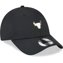 schwarze-verstellbare-9forty-kappe-mit-gebogenem-schirm-und-chicago-bulls-nba-pin-von-new-era