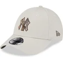 gorra-curva-beige-ajustable-9forty-check-infill-de-new-york-yankees-mlb-de-new-era