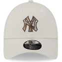beige-gebogene-verstellbare-9forty-check-infill-kappe-von-new-york-yankees-mlb-von-new-era