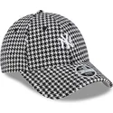 verstellbare-schwarz-weisse-damenkappe-9forty-houndstooth-der-new-york-yankees-mlb-von-new-era