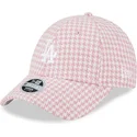verstellbare-damenkappe-9forty-houndstooth-der-los-angeles-dodgers-mlb-von-new-era-in-rosa-und-weiss