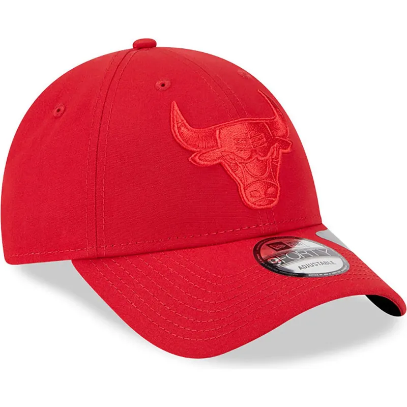rote-verstellbare-curved-cap-mit-rotem-logo-9forty-repreve-outline-der-chicago-bulls-nba-von-new-era